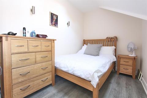 1 bedroom flat for sale, Station Approach, West Byfleet, Surrey