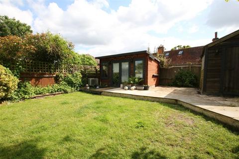 2 Hilley Field Lane, Fetcham, Leatherhead, KT22 9UX