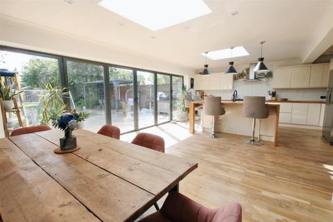 2 Hilley Field Lane, Fetcham, Leatherhead, KT22 9UX