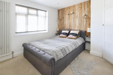 2 Hilley Field Lane, Fetcham, Leatherhead, KT22 9UX