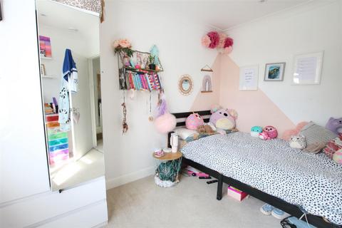2 Hilley Field Lane, Fetcham, Leatherhead, KT22 9UX
