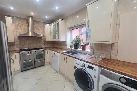 5 bedroom semi-detached house to rent, Argyll Avenue, Southall