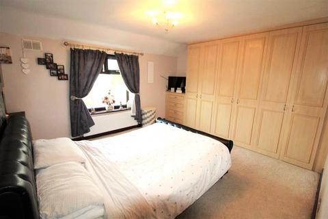 2 bedroom end of terrace house for sale, Queen Street, Middleton, M24