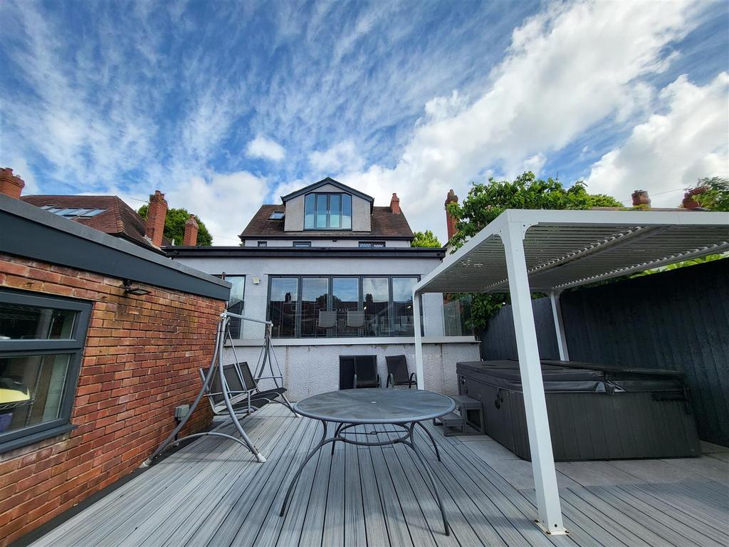 Colchester Avenue, Cardiff CF23 4 bed detached house £3,000 pcm (£692 pw)