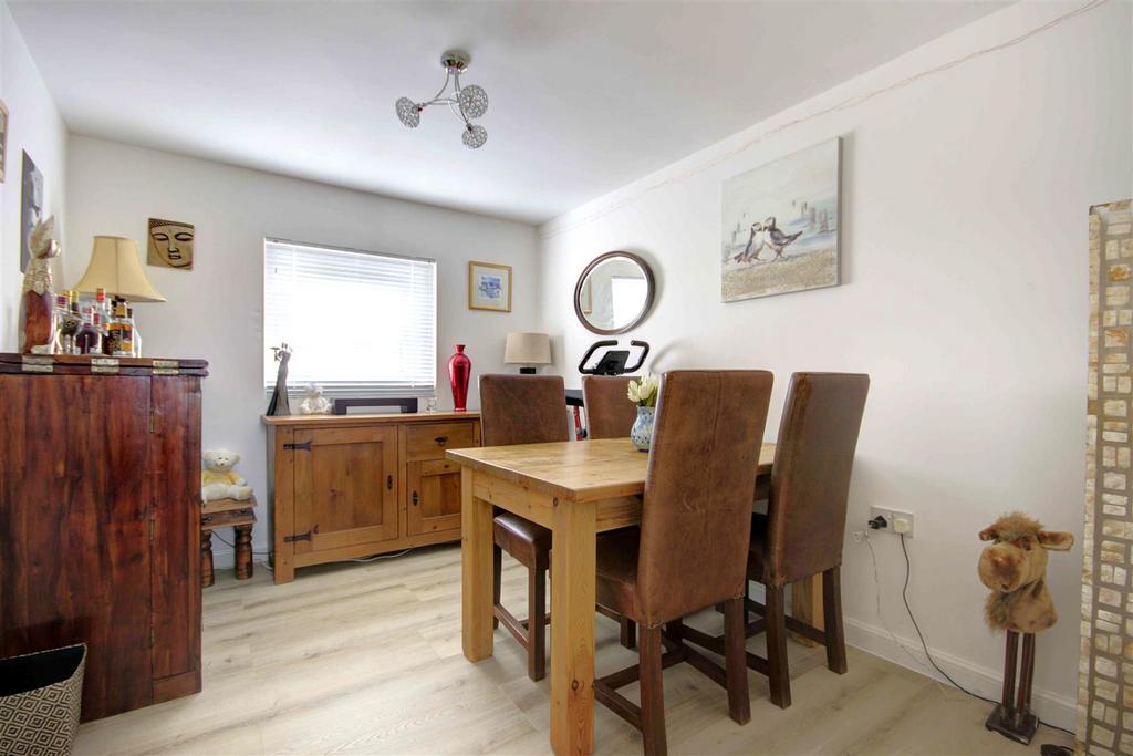 Dining room/bedroom 3