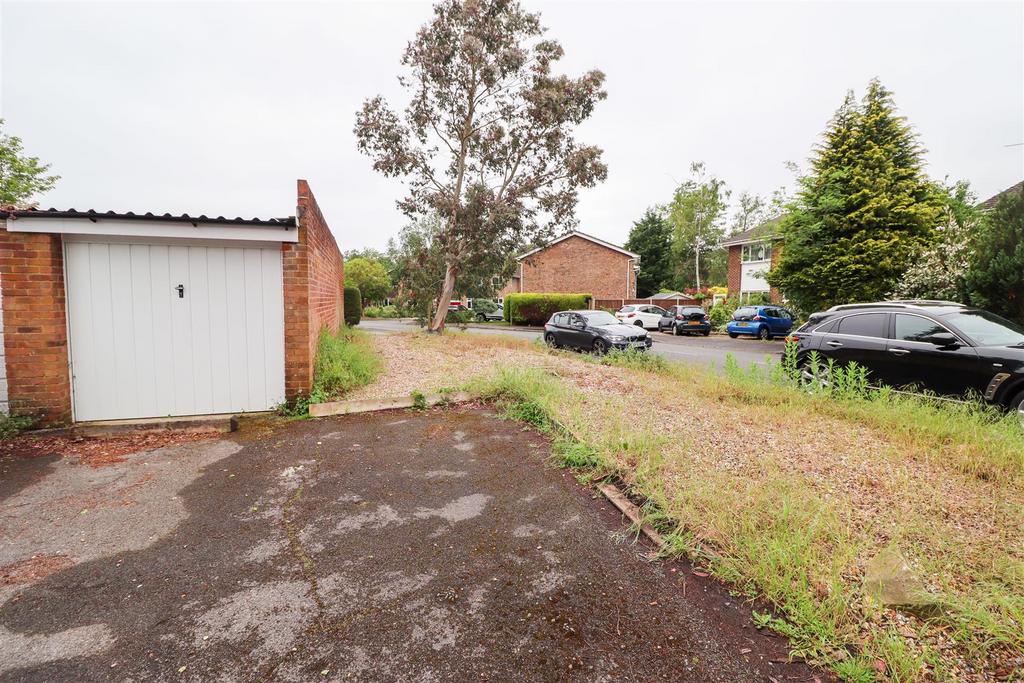 Garage &amp; Extra Plot Of Land