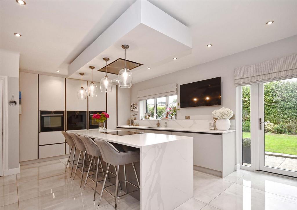 8 The Moat House-Kitchen1.jpg