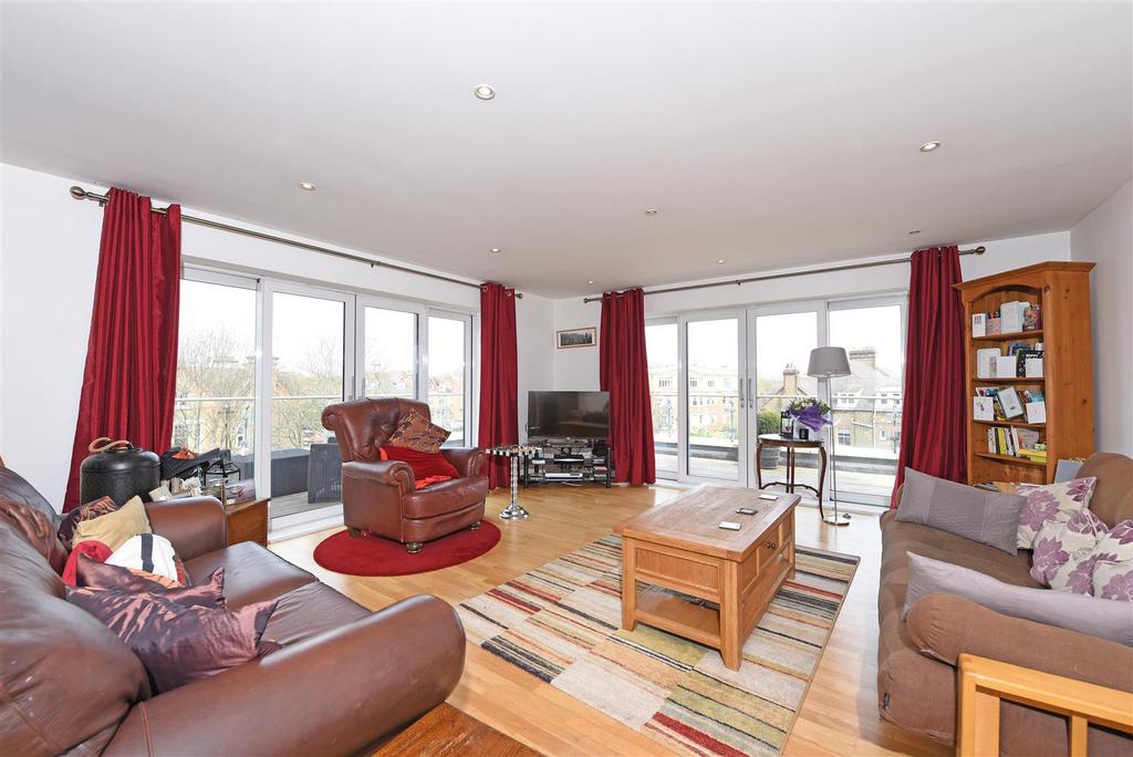 Dryburgh Road, Putney Sw15 2 bed penthouse to rent £2,500 pcm (£577 pw)