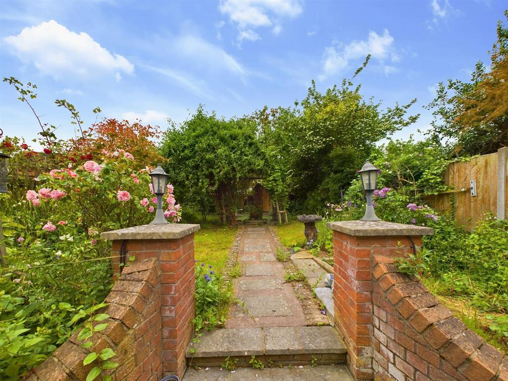 Javelin Way, Brockworth, Gloucester 3 bed detached house for sale £