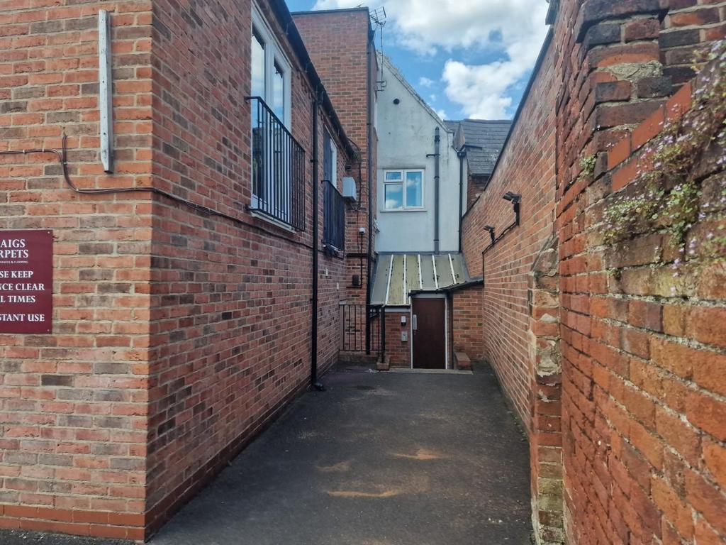 Upper Brook Street, Rugeley WS15 2DP 2 bed flat to rent £650 pcm (£150 pw)