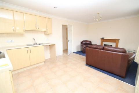 2 bedroom flat to rent, Fairby Close, Tiverton EX16