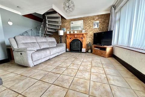 6 Cedar Grove, Burnham-on-crouch, CM0 8DQ