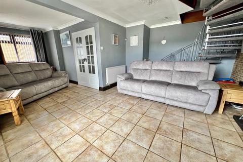 6 Cedar Grove, Burnham-on-crouch, CM0 8DQ