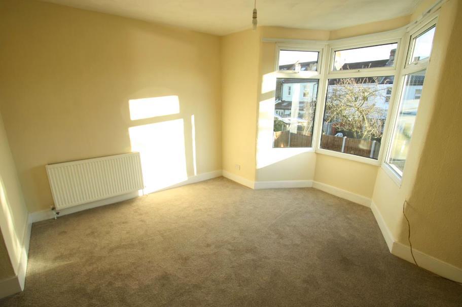 Leigh Hall Road, LeighOnSea, Essex 1 bed flat £850 pcm (£196 pw)