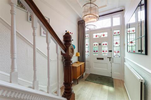 15 Windsor Road, London, E11 3QU