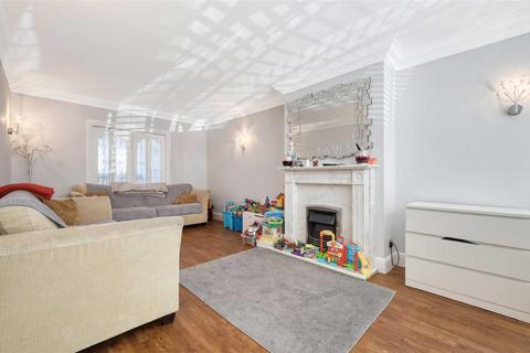 38 Laburnum Walk, Hornchurch, RM12 5RL