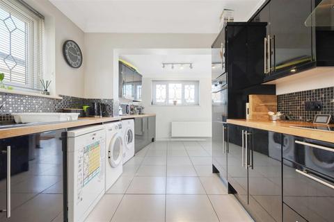 38 Laburnum Walk, Hornchurch, RM12 5RL