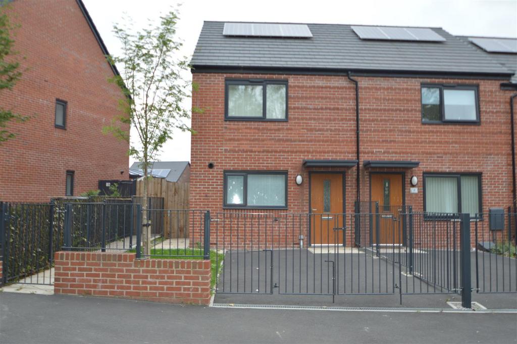 Lawnswood Road, Manchester M12 2 bed house £1,200 pcm (£277 pw)