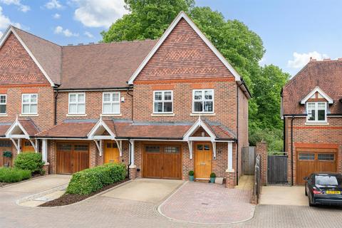 3 bedroom semi-detached house for sale, Akers Court, Welwyn