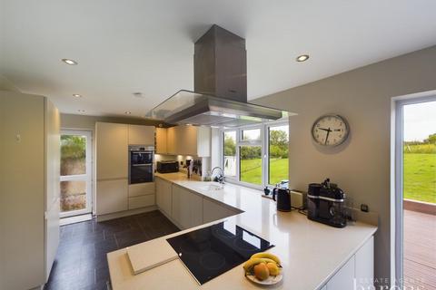 4 bedroom detached house for sale, Vyne Meadow, Basingstoke RG24