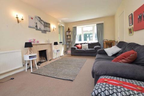 3 bedroom detached house to rent, 132 Woodcote Road