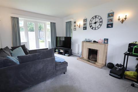 3 bedroom detached house to rent, 132 Woodcote Road