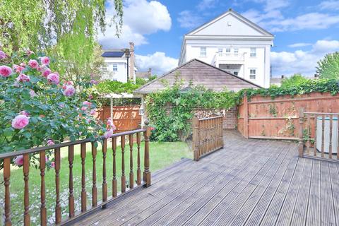 2 Portland Close, Worcester Park, KT4 8DJ