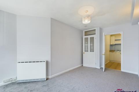 1 bedroom flat to rent, Jevington Gardens, Eastbourne, BN21