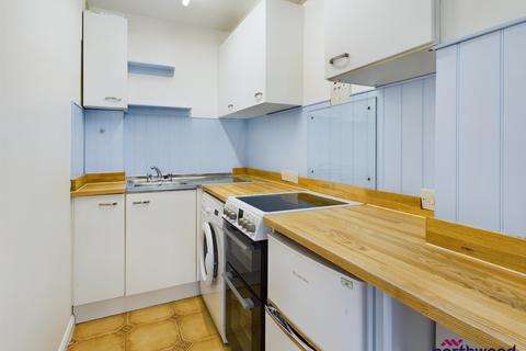 1 bedroom flat to rent, Jevington Gardens, Eastbourne, BN21