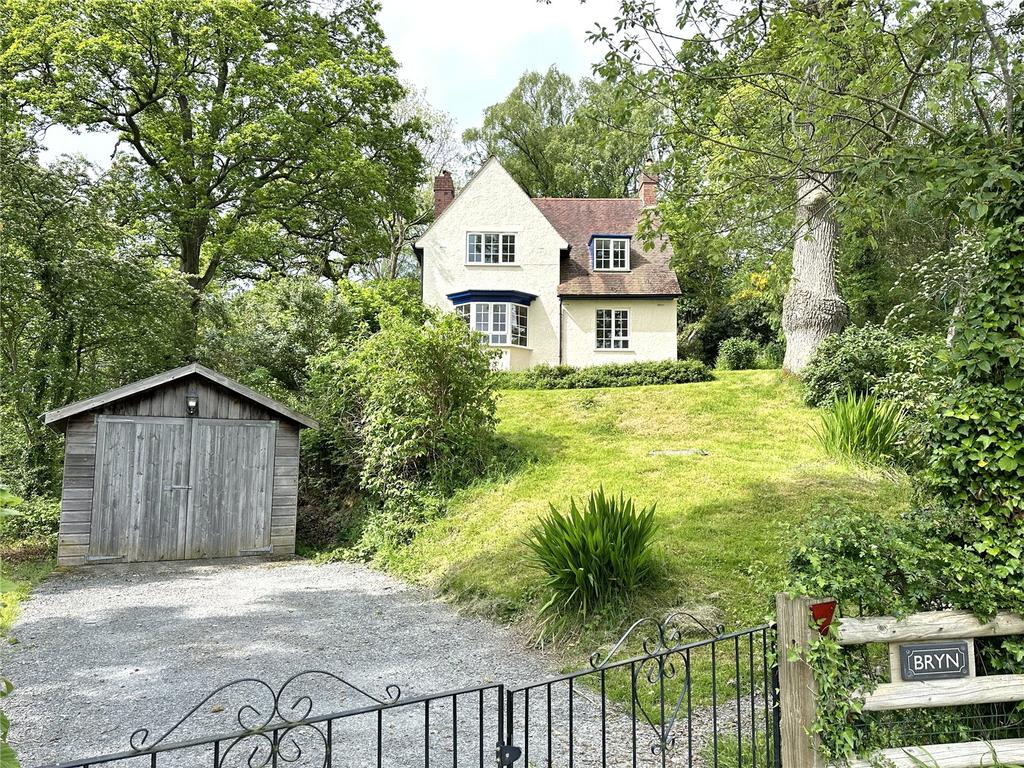 Ty Bryn, Oakley Park, Llandinam... 3 bed detached house for sale £350,000