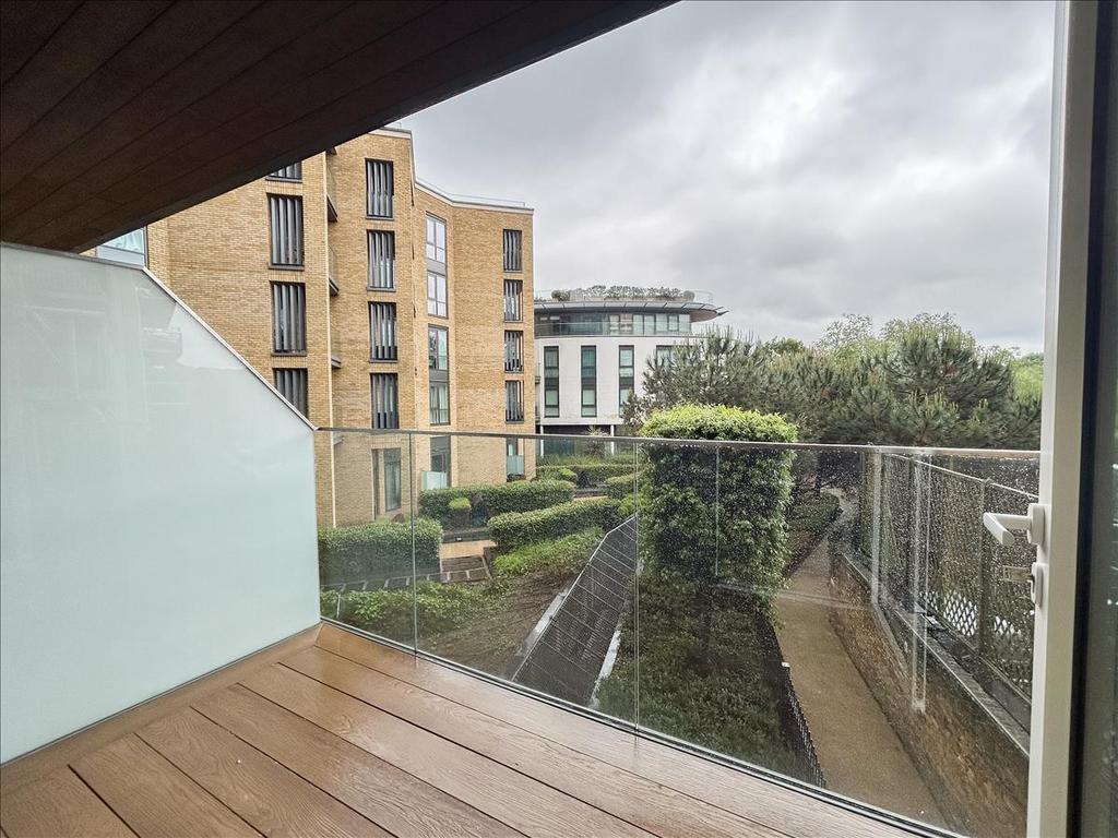 Quayside House, Kew Bridge Road... 2 bed apartment £3,098 pcm (£715 pw)