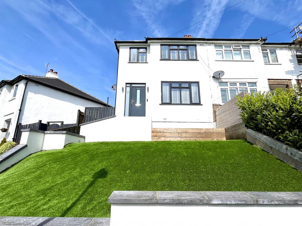 Roebuck Road, Chessington, Surrey.... 3 bed end of terrace house for