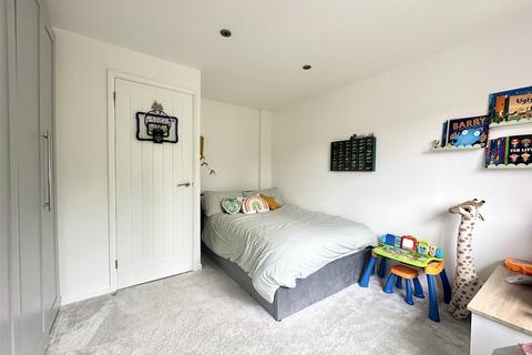 8 Low Close, Greenhithe, DA9 9PE