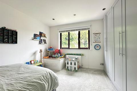 8 Low Close, Greenhithe, DA9 9PE