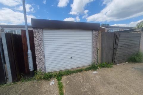 1 bedroom property to rent, Garage located in First Avenue, Canvey Island, SS8