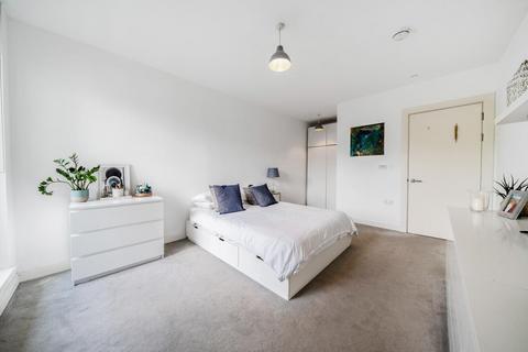 2 bedroom flat for sale, Queenstown Road, Battersea