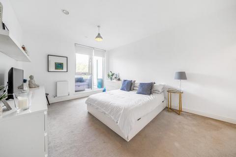 2 bedroom flat for sale, Queenstown Road, Battersea