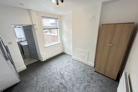 2 bedroom terraced house to rent, Grasmere Street, Manchester, M12