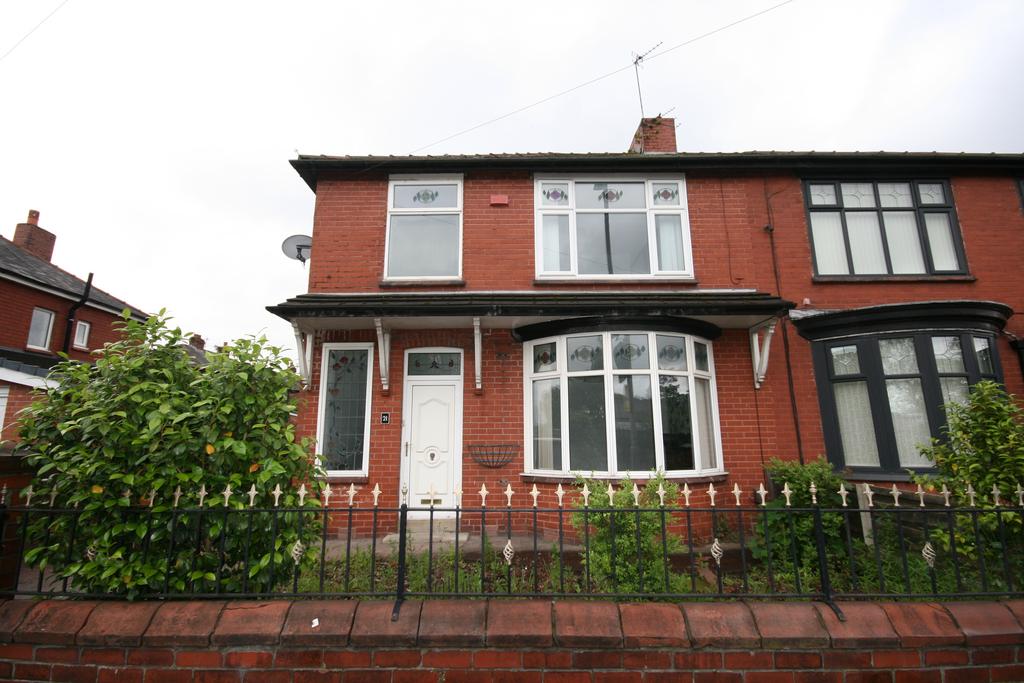 Manor Road, Droylsden M43 3 bed semidetached house to rent £1,200