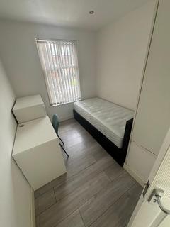 6 bedroom semi-detached house to rent, Wenlock Road, Edgware HA8