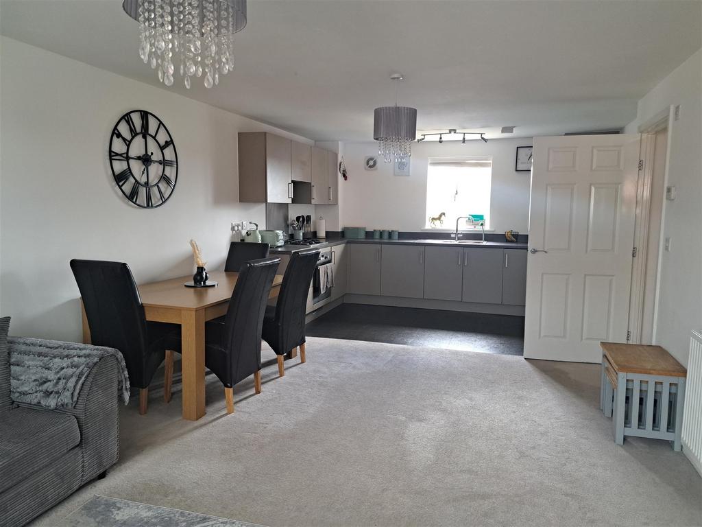 ber Street, Horley, Surrey 2 bed apartment for sale £101,500
