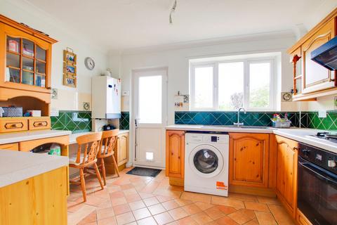 3 bedroom chalet for sale, Wavendon Avenue, Barton on Sea, New Milton, BH25