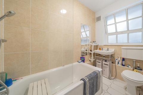 Flat 38, Archer House Vicarage Crescent, London, SW11 3LF