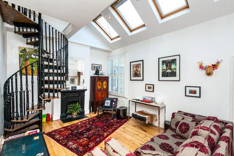 3 bedroom flat for sale, Venn Street, London SW4