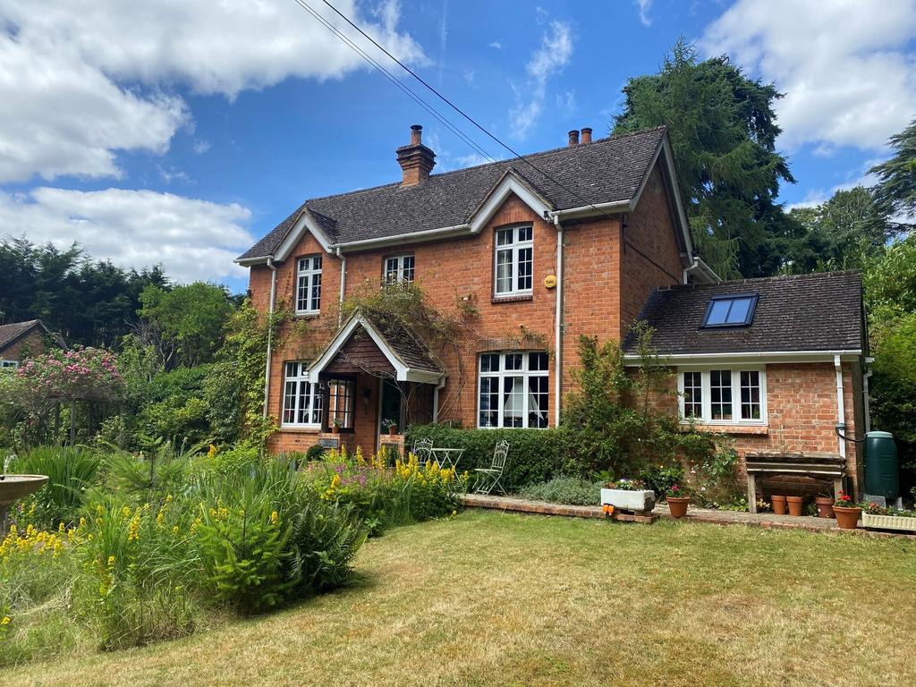 Chertsey Road, Windlesham, Surrey 4 bed detached house for sale £