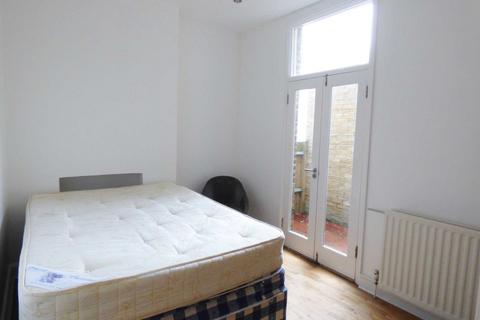 3 bedroom flat to rent, Mervan Road, Brixton