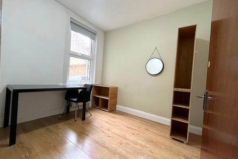 5 bedroom terraced house to rent, Granleigh Road, London E11
