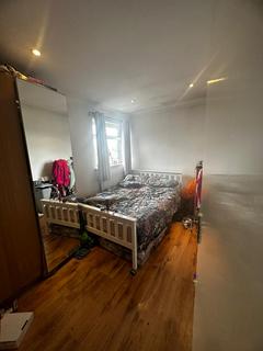 4 bedroom flat to rent, Undine Street, S
