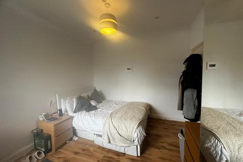 4 bedroom flat to rent, Undine Street, S