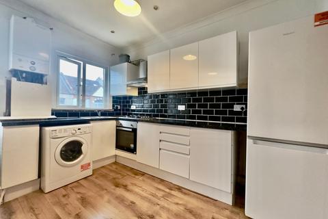 4 bedroom flat to rent, Undine Street, S